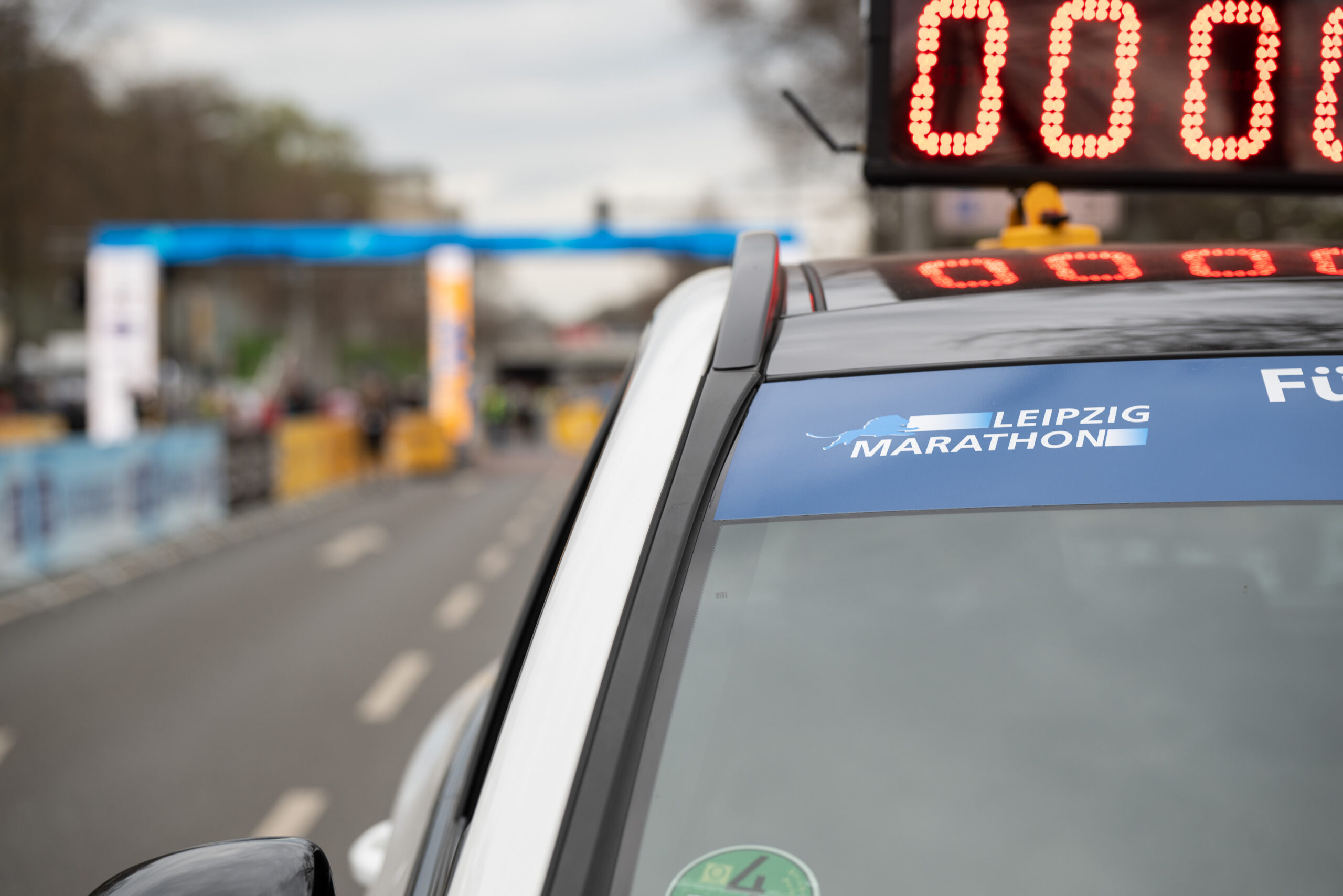 Fahrzeug auf Strecke mit Zeituhr