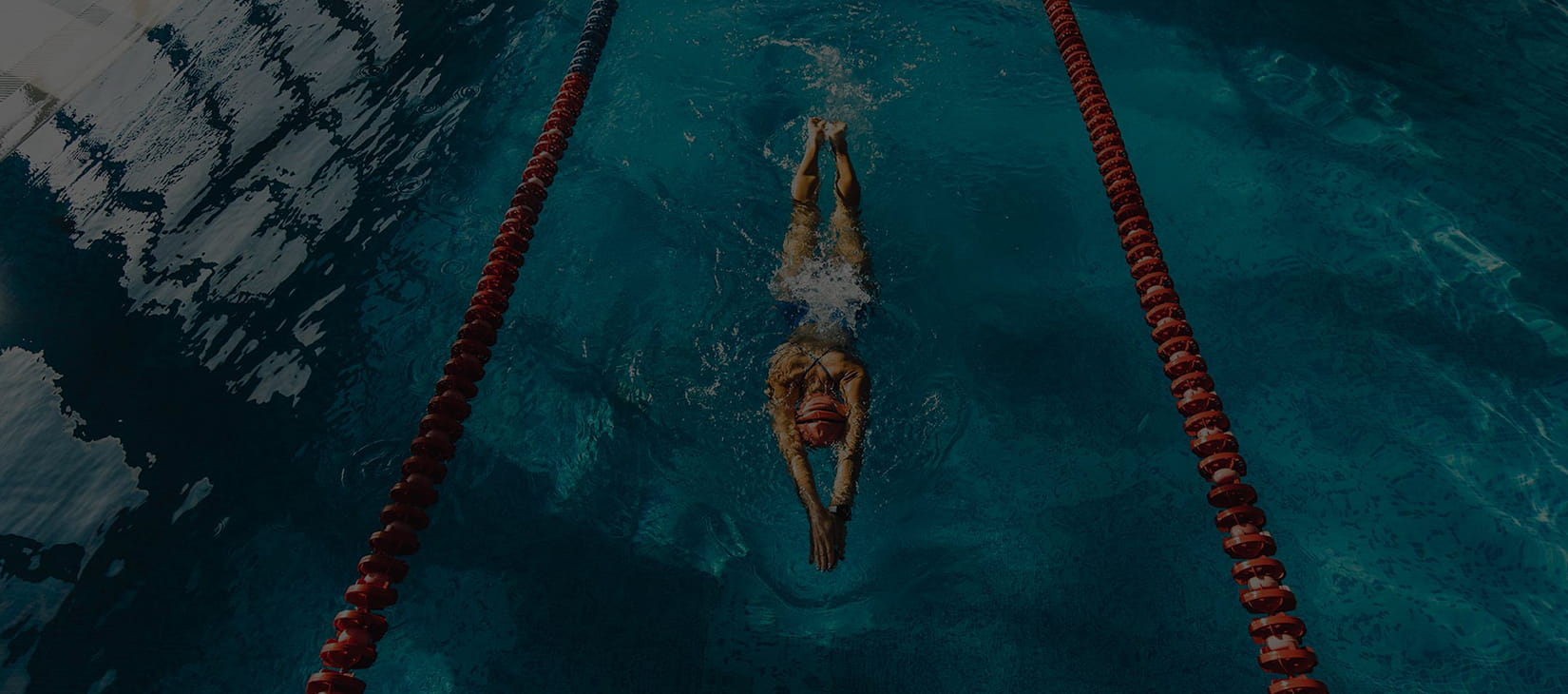 Schwimmhalle mit Schwimmer